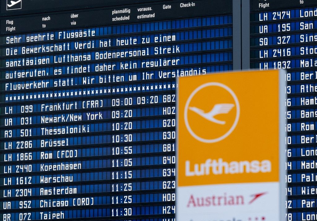 .07 March 2024, Bavaria, Munich: A display board with information about the strike and the Lufthansa logo can be seen at Munich Airport. The Verdi trade union is paralyzing important parts of German air traffic on Thursday and Friday with renewed warning strikes by several professional groups. Photo: Sven Hoppe/dpa (Photo by SVEN HOPPE / DPA / dpa Picture-Alliance via AFP)