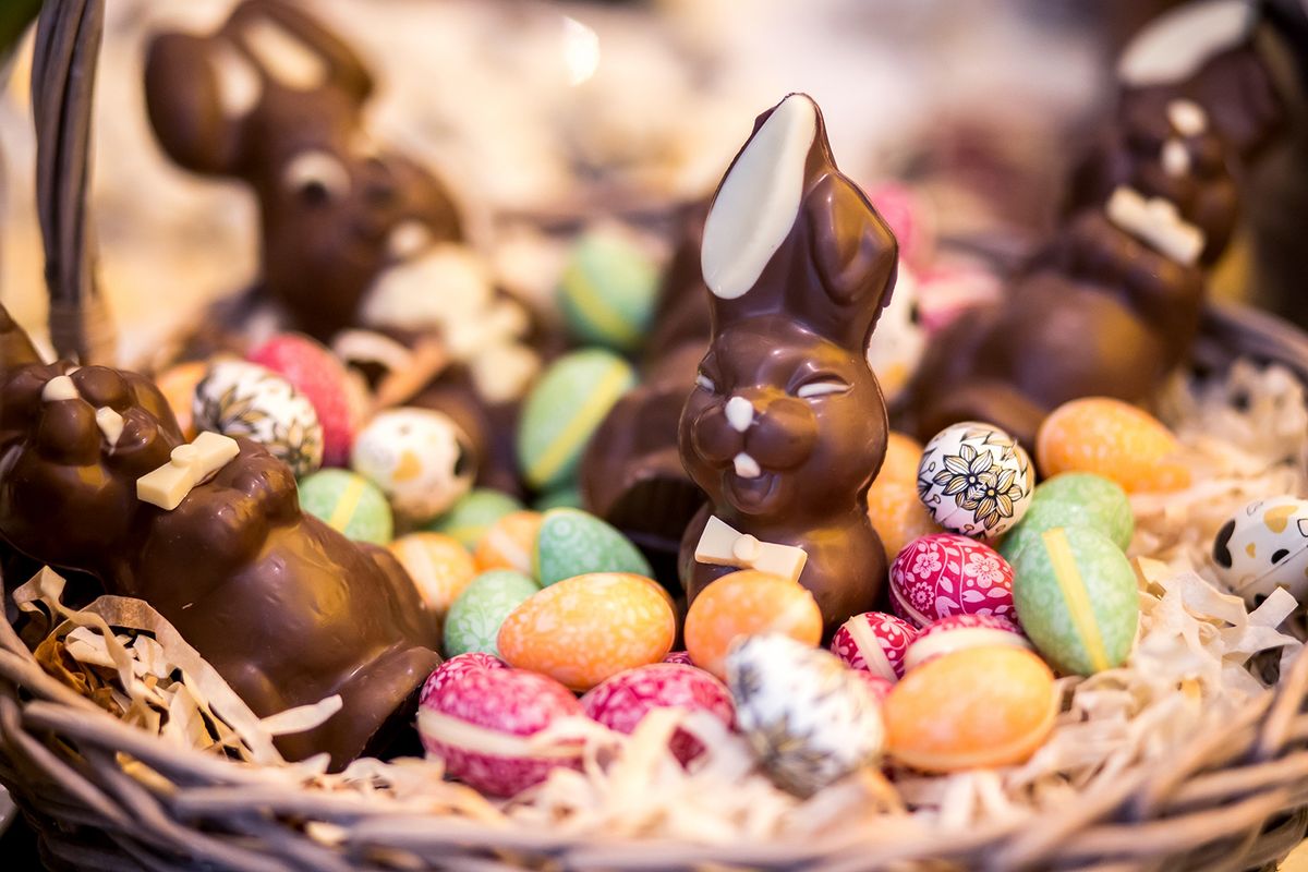 Brown,Basket,With,Brown,Easter,Bunny,Chocolates,And,Multi-colored,Easter
húsvéti nagybevásárlás