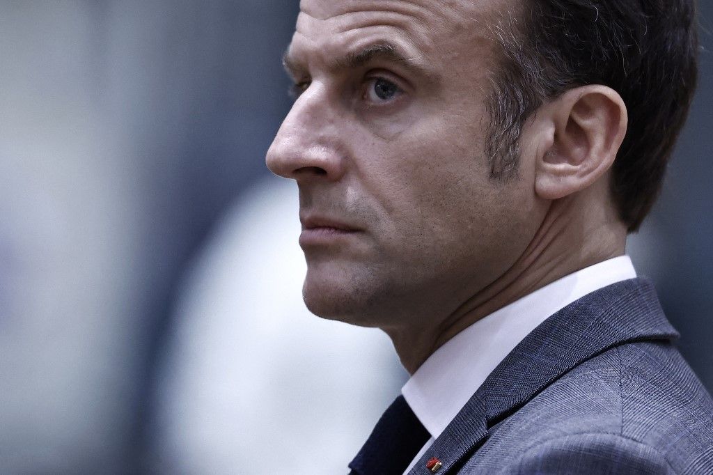 Macron már nem csak szavakkal keménykedik, a diktátorok népszerű eszközéhez nyúlt