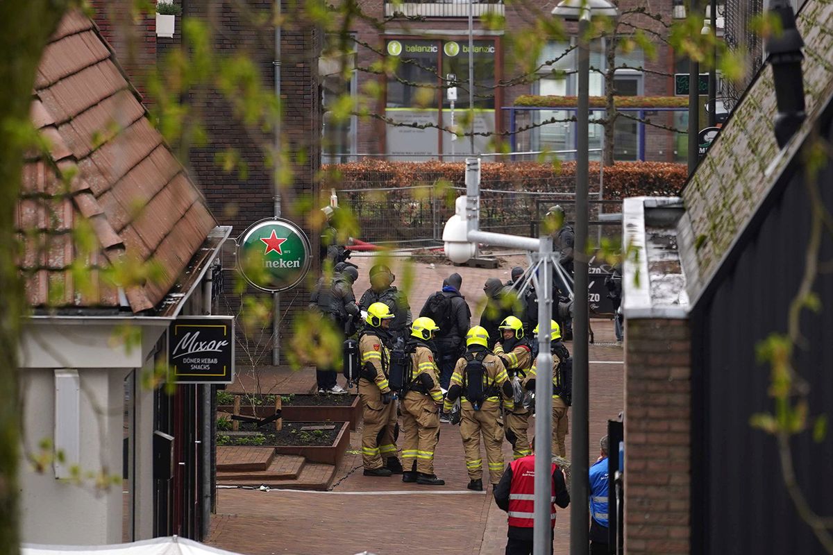 Ede, 2024. március 30.
Rendőrök és tűzoltók a kelet-hollandiai Ede városában, miután több embert is túszul ejtettek 2024. március 30-án. A holland rendőrség tájékoztatása szerint nincs jele terrorista indítéknak. Az eset környezetében 150 lakást evakuáltak.
MTI/EPA/ANP/Persbureau Heitink