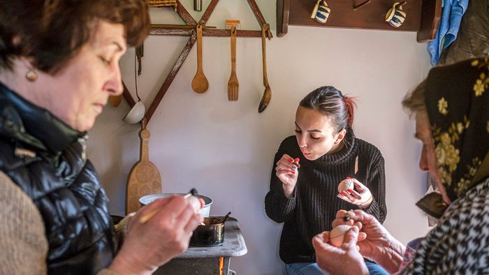 Méhviasz íróka segítségével írott tojást készít (balról jobbra) Gergely Irén, Ambrus Andrea és Nagy Viorica az erdélyi Gyimesközéplokhoz tartozó Hidegségpatakán