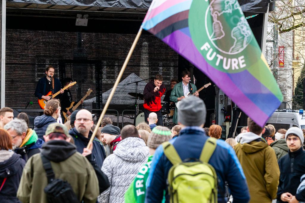 A mai napon a ver.di szakszervezet sztrájkolt, ez egy gyűjtő szakszervezet, nagyjából 1,5-2 millió taggal, és kb ezer különböző szakmát képviselnek. Ők felelnek a kollektív szerződésekért. A múlt havi mozdonyvezető sztrájk után most a közösség közlekedés/tömegközlekedési dolgozók sztrájkoltak, a jobb munkakörülményekért, meg fizetésemelésért. Tényleg brutál leterheltek, nagyon stresszes a meló, és itt is tervezett járatkimaradások vannak már (mint Budapesten), mert nincs elég buszsofőr, villamosvezető...stb.
KAV: Kommunaler Arbeitgeberverband - Kommunális Foglalkoztatók Szövetsége
Keine Ahnung (von) Verkehr : szóvicc a KAV-ból, kb Közlekedésből fogalmatlan
Verkehrswende: közlekedési reform, a Wende az a fordulat, váltás, új irány, rendszerváltás (ez a neve konkréten a 89-90es rendszerváltásnak) A közlekedés változtatása a közösségi közlekedés felé, kevesebb autó, több busz, több villamos, több bicikli...stb.
Wir fahren zusammen, wir streiken zusammen : Együtt utazunk, együtt sztrájkolunk. Kb, mint az egy csónakban evezünk.
Ob Bahn oder Bus, Sprinti ist ein Muss : Hogy vonat vagy busz, a Sprinti az kell!  (egy "muss"-muszáj)
Sprinti: gyorsbusz, iránytaxi,a külső "C" zónából a városba, vagy ott a C zónás utakra foglalható járat, kisbusz, amit appon keresztül lehet foglalni, de érvényes rá a bérlet (kb mintha über lenne BKV bérlettel)