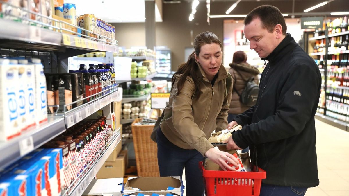 LANG194120230306 Kaposvár 

A vásárlókért „harcolnak” az üzletláncok. Szinte naponta jelentik be, hogy mely termékek árát mérséklik. Vannak olyan boltok, ahol csak néhány élelmiszer ára változott, a Lidl  bejelentette, újabb száz termék árát csökkentik.

Fotó: Lang Róbert lr
Somogyi Hírlap20230306 Kaposvár A vásárlókért „harcolnak” az üzletláncok. Szinte naponta jelentik be, hogy mely termékek árát mérséklik. Vannak olyan boltok, ahol csak néhány élelmiszer ára változott, a Lidl  bejelentette, újabb száz termék árát csökkentik.Fotó: Lang Róbert lrSomogyi Hírlap