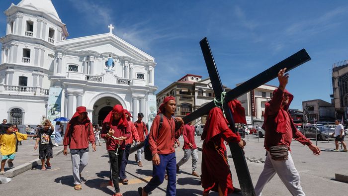 JÉZUS KRISZTUSSan Fernando, 2024. március 28.
Feszületet cipel egy Fülöp-szigeteki vezeklő egy templom előtt San Fernandóban 2024. március 28-án-án, nagycsütörtökön. A Fülöp-szigeteken a húsvétot megelőző nagyhéten sokan önostorozással, vagy más módon kínozzák magukat, hogy Jézus Krisztus szenvedését átélve megtisztuljanak bűneiktől.
MTI/EPA/Rolex Dela Pena