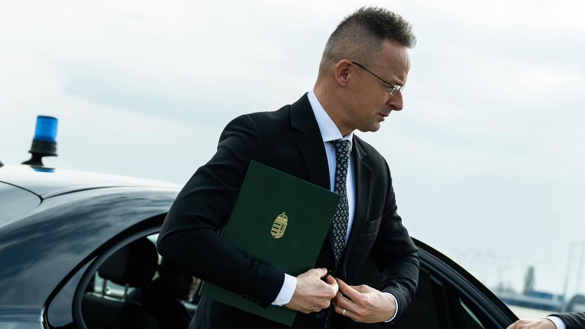 Szíjjártó Péter rendkívüli bejelentést tett a háborús térségben tartózkodó magyarokkal kapcsolatban