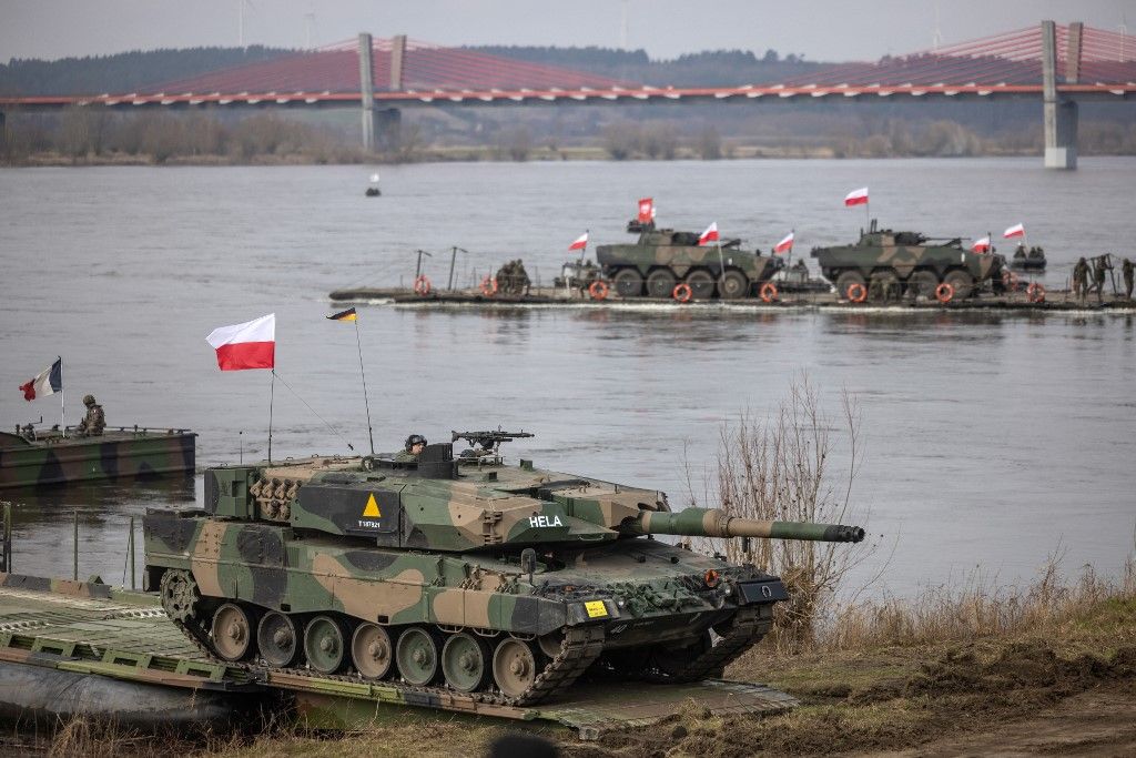 A lengyel védelmi miniszter arra figyelmeztetett, hogy Európa biztonsága veszélyben van. 
A Leopard 2A4 tank of the Polish armed forces arrives after crossing the Vistula river during the NATO DRAGON-24 military exercise in Korzeniewo, northern Poland, March 4, 2024. Poland hosts armed forces of other countries for the national exercise DRAGON-24 that is part of the Steadfast Defender exercise, NATO's biggest military exercise since the Cold War. The Western military alliance has said some 90,000 troops will take part in the months-long Steadfast Defender 24 exercise designed to test its defences in the face of Russia's war on Ukraine. Steadfast Defender will be composed of a series of smaller individual drills and will span from North America to NATO's eastern flank, close to the Russian border. About 20,000 soldiers in total will be involved in the Dragon 24 exercise. (Photo by Wojtek Radwanski / AFP)