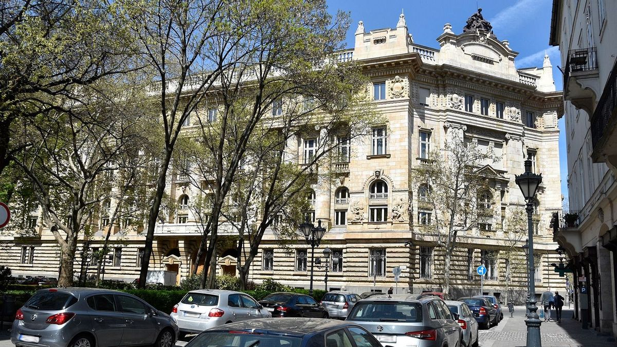 Kulcsfontosságú döntés előtt Matolcsyék – ezen múlik, hogy ismét 400 forint lesz-e egy euró