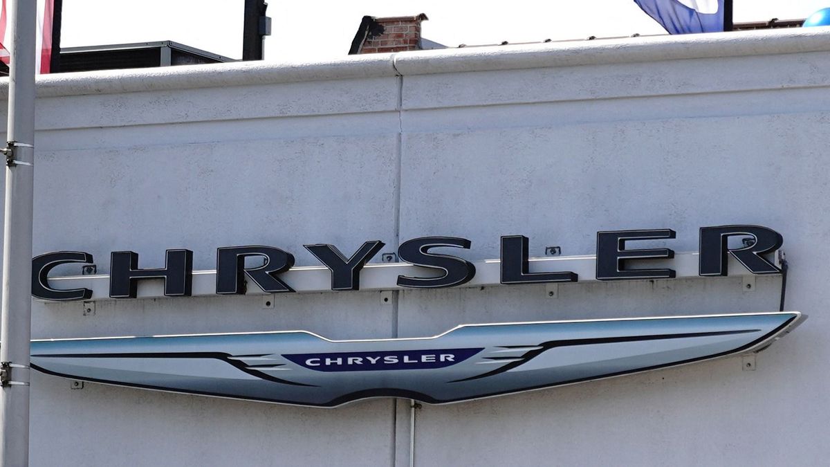 Több százezer autót hív vissza a Chrysler