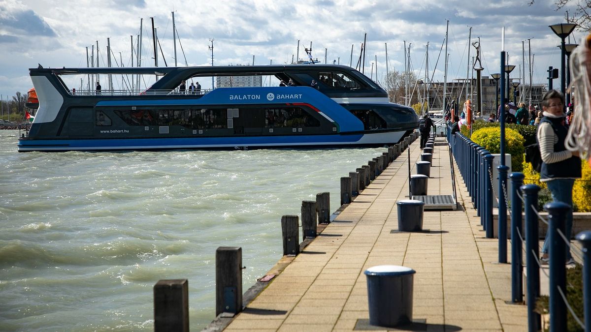 Negyven éve nem történt ilyen a Balatonon: Közép-Európa legmodernebb hajóit adták át a magyaroknak – képgaléria az új kompokról és katamaránokról