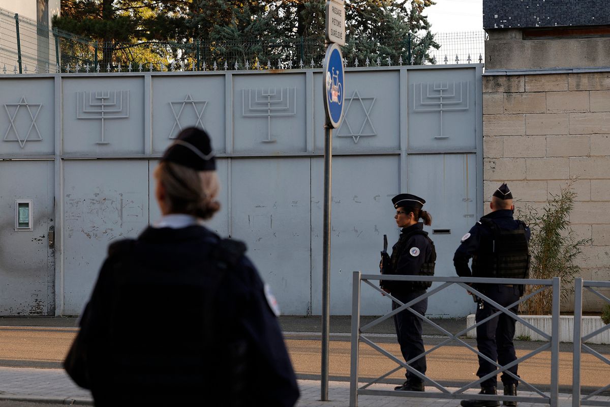 Megütöttek egy zsinagógából kilépő, zsidó férfit Párizsban, feltehetően antiszemita okból.
