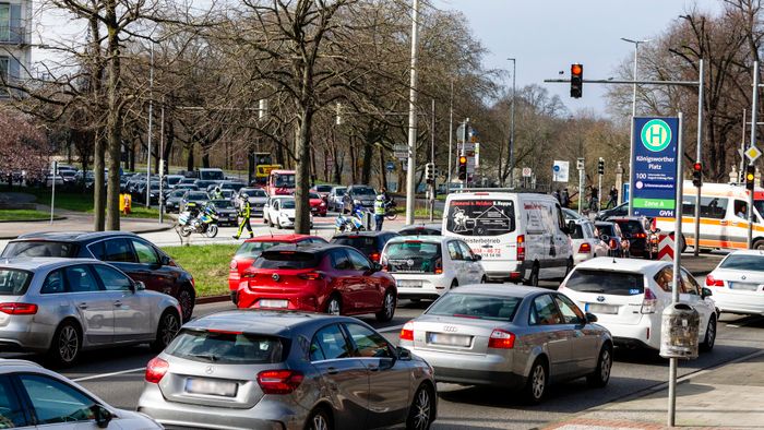 A mai napon a ver.di szakszervezet sztrájkolt, ez egy gyűjtő szakszervezet, nagyjából 1,5-2 millió taggal, és kb ezer különböző szakmát képviselnek. Ők felelnek a kollektív szerződésekért. A múlt havi mozdonyvezető sztrájk után most a közösség közlekedés/tömegközlekedési dolgozók sztrájkoltak, a jobb munkakörülményekért, meg fizetésemelésért. Tényleg brutál leterheltek, nagyon stresszes a meló, és itt is tervezett járatkimaradások vannak már (mint Budapesten), mert nincs elég buszsofőr, villamosvezető...stb.
KAV: Kommunaler Arbeitgeberverband - Kommunális Foglalkoztatók Szövetsége
Keine Ahnung (von) Verkehr : szóvicc a KAV-ból, kb Közlekedésből fogalmatlan
Verkehrswende: közlekedési reform, a Wende az a fordulat, váltás, új irány, rendszerváltás (ez a neve konkréten a 89-90es rendszerváltásnak) A közlekedés változtatása a közösségi közlekedés felé, kevesebb autó, több busz, több villamos, több bicikli...stb.
Wir fahren zusammen, wir streiken zusammen : Együtt utazunk, együtt sztrájkolunk. Kb, mint az egy csónakban evezünk.
Ob Bahn oder Bus, Sprinti ist ein Muss : Hogy vonat vagy busz, a Sprinti az kell!  (egy "muss"-muszáj)
Sprinti: gyorsbusz, iránytaxi,a külső "C" zónából a városba, vagy ott a C zónás utakra foglalható járat, kisbusz, amit appon keresztül lehet foglalni, de érvényes rá a bérlet (kb mintha über lenne BKV bérlettel)