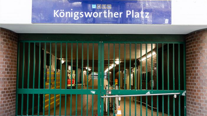 A mai napon a ver.di szakszervezet sztrájkolt, ez egy gyűjtő szakszervezet, nagyjából 1,5-2 millió taggal, és kb ezer különböző szakmát képviselnek. Ők felelnek a kollektív szerződésekért. A múlt havi mozdonyvezető sztrájk után most a közösség közlekedés/tömegközlekedési dolgozók sztrájkoltak, a jobb munkakörülményekért, meg fizetésemelésért. Tényleg brutál leterheltek, nagyon stresszes a meló, és itt is tervezett járatkimaradások vannak már (mint Budapesten), mert nincs elég buszsofőr, villamosvezető...stb.
KAV: Kommunaler Arbeitgeberverband - Kommunális Foglalkoztatók Szövetsége
Keine Ahnung (von) Verkehr : szóvicc a KAV-ból, kb Közlekedésből fogalmatlan
Verkehrswende: közlekedési reform, a Wende az a fordulat, váltás, új irány, rendszerváltás (ez a neve konkréten a 89-90es rendszerváltásnak) A közlekedés változtatása a közösségi közlekedés felé, kevesebb autó, több busz, több villamos, több bicikli...stb.
Wir fahren zusammen, wir streiken zusammen : Együtt utazunk, együtt sztrájkolunk. Kb, mint az egy csónakban evezünk.
Ob Bahn oder Bus, Sprinti ist ein Muss : Hogy vonat vagy busz, a Sprinti az kell!  (egy "muss"-muszáj)
Sprinti: gyorsbusz, iránytaxi,a külső "C" zónából a városba, vagy ott a C zónás utakra foglalható járat, kisbusz, amit appon keresztül lehet foglalni, de érvényes rá a bérlet (kb mintha über lenne BKV bérlettel)