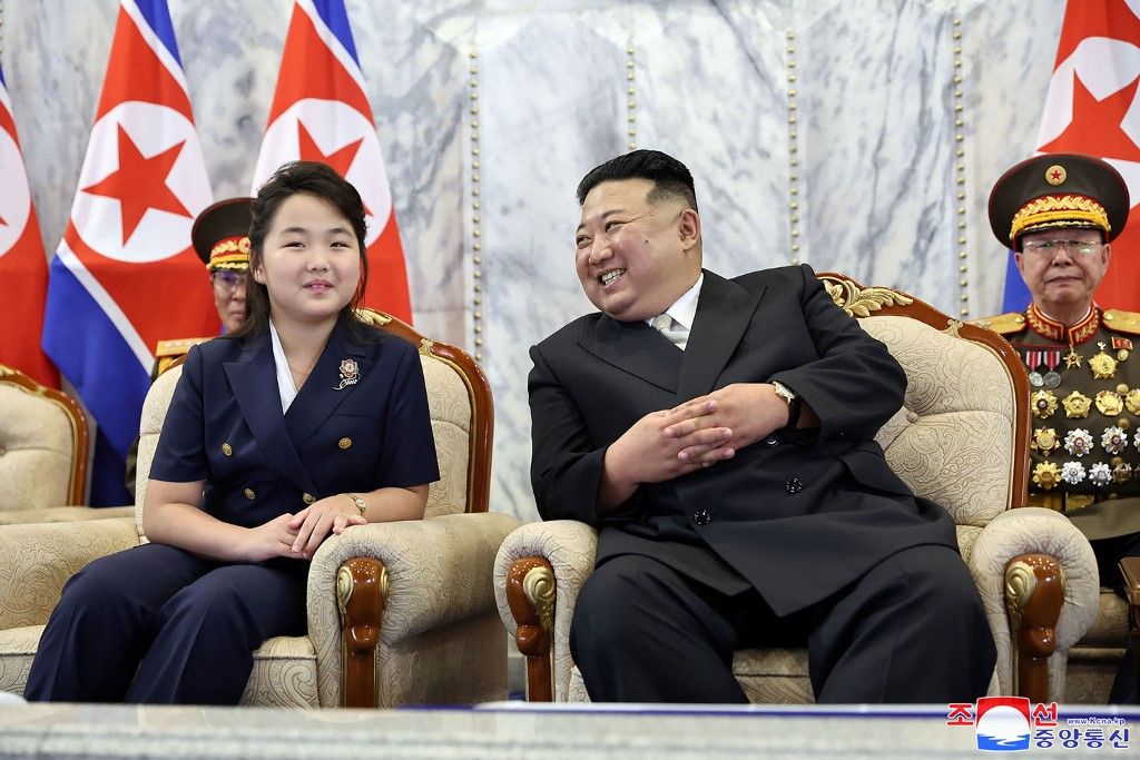 (FILES) This picture taken on September 8, 2023 and released from North Korea's official Korean Central News Agency (KCNA) on September 9 shows North Korean leader Kim Jong Un and his daughter Ju Ae (L) attending a paramilitary parade at Kim Il Sung Square in Pyongyang to mark the 75th founding anniversary of North Korea. First introduced to the world in 2022, when she accompanied her father to the launch of an intercontinental ballistic missile, analysts have long said Ju Ae is the equivalent of a North Korean "princess". (Photo by KCNA VIA KNS / AFP) / South Korea OUT / REPUBLIC OF KOREA OUT ---EDITORS NOTE--- RESTRICTED TO EDITORIAL USE - MANDATORY CREDIT "AFP PHOTO/KCNA VIA KNS" - NO MARKETING NO ADVERTISING CAMPAIGNS - DISTRIBUTED AS A SERVICE TO CLIENTS / THIS PICTURE WAS MADE AVAILABLE BY A THIRD PARTY. AFP CAN NOT INDEPENDENTLY VERIFY THE AUTHENTICITY, LOCATION, DATE AND CONTENT OF THIS IMAGE --- / 
Kim Dzsué