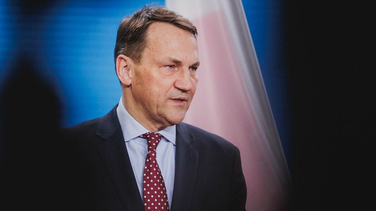 Brutális tisztogatásba kezdene a lengyel külügyminiszter