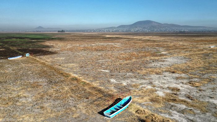 Ez a légi felvétel elhagyott csónakokat ábrázol a teljesen kiszáradt Zumpango tavon a mexikói San Pedro de la Lagunában 2024. március 5-én. A mexikói vízhiány problémája, amely a fővárost és más államokat egyaránt sújtja, és súlyosbítja a hőhullám, kezd betörni az általános választási kampányokba. 