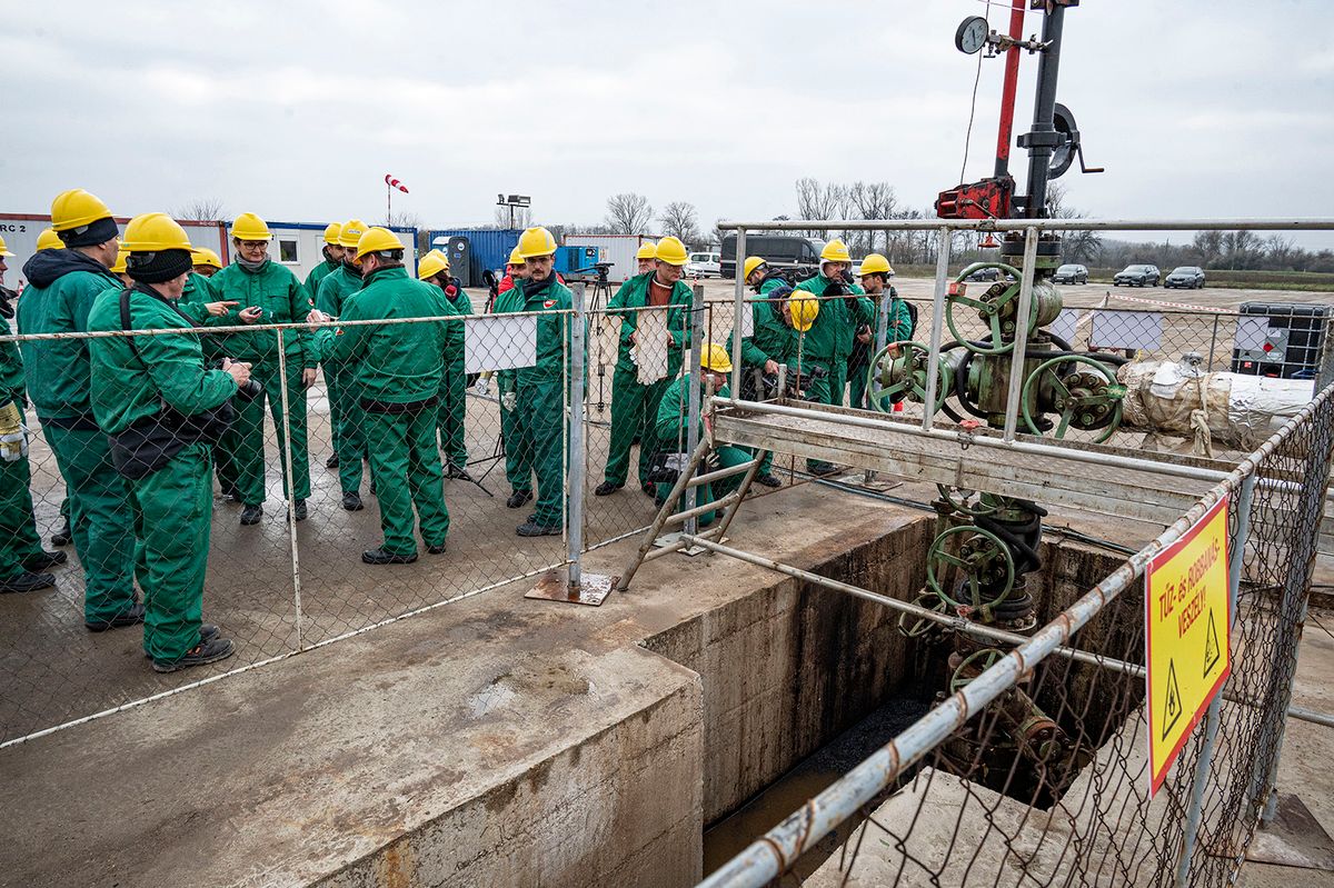 Vecsés, 2022. november 28.Újságírók a Mol vecsési Vecsés-2 olajkútja bemutatásán 2022. november 28-án. A Mol, amely jövőre 40 milliárd forintot költ kőolaj- és földgázkutatásokra Magyarországon, egy hete jelentette be, hogy jelentős mennyiségű kőolajat talált Vecsés határában, 2100 méter mélyen, miután a júliusban elkezdett kutatófúrások sikerrel zárultak. Vecsésen november 11-én kezdődött meg a próbatermelés, mára naponta 100 köbméternyi (csaknem 600 hordónyi) olaj kitermelése zajlik, amelyet naponta tartálykocsikkal, a várost elkerülve szállítanak a százhalombattai Dunai Finomítóba.MTI/Szigetváry Zsolt