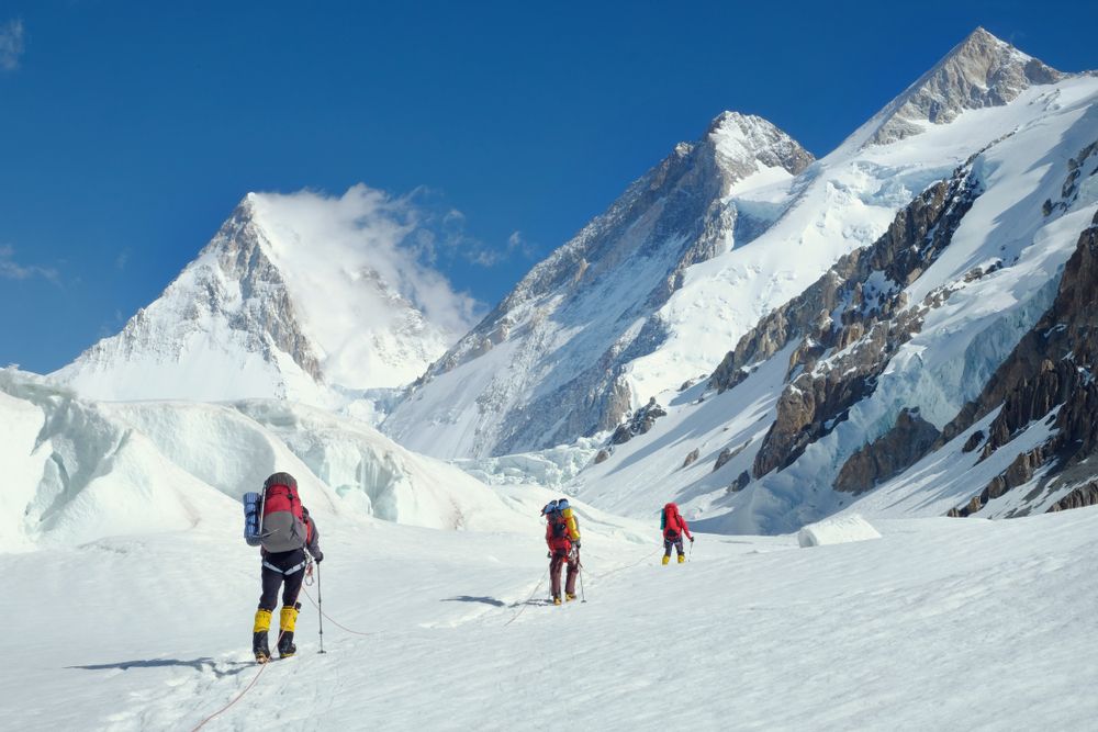 Group,Of,Climber,Reaches,The,Summit,Of,Mountain,Peak.,Nepal,
Összeszemetelték a hegymászók a Mount Everestet. 