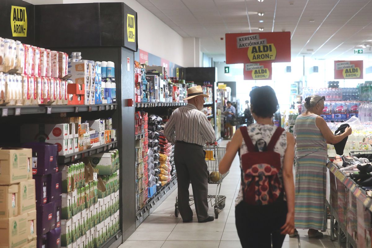 LUS_945020230824 Budapest 
Aldi Magyarország Élelmiszer Bt.  Sajtótájékoztató 
Az Aldi vezetősége bejelentette, hogy bizonyos termékkategóriák esetében fenntartják, hogy csakis magyar beszállítókra támaszkodnak. Sőt, a magyar termékek arányának növelése érdekében újabb élelmiszereknél keresnek hazai partnereket. 

Fotó: Kallus György LUS Világgazdaság VG20230824 Budapest Aldi Magyarország Élelmiszer Bt.  Sajtótájékoztató Az Aldi vezetősége bejelentette, hogy bizonyos termékkategóriák esetében fenntartják, hogy csakis magyar beszállítókra támaszkodnak. Sőt, a magyar termékek arányának növelése érdekében újabb élelmiszereknél keresnek hazai partnereket. Fotó: Kallus György LUS Világgazdaság VG