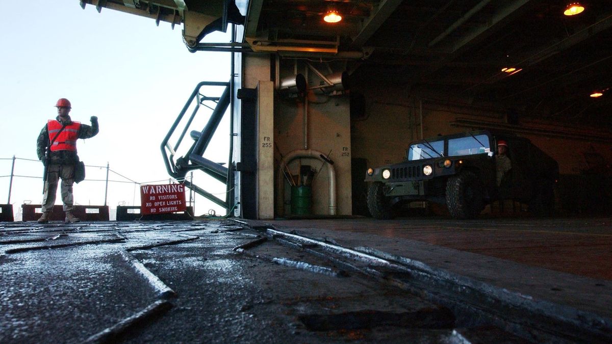 Kigyulladt az amerikai haditengerészet egyik hajója, amely a gázai mólóhoz szállított felszerelést