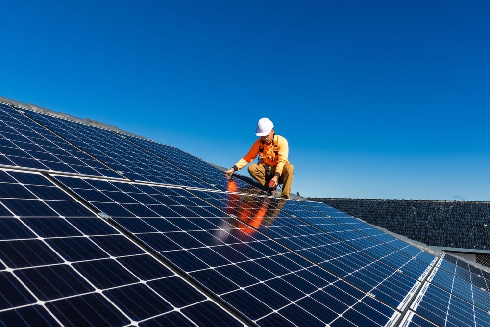 Solar,Panel,Technician,With,Drill,Installing,Solar,Panels,On,House
Budapesti Közművek: idén megkétszerezik napenergia-termelő kapacitásaikat