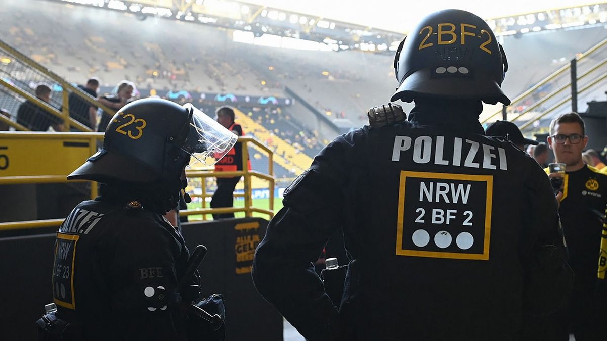 Bajban a német rendőrök: a kormány betiltotta a nemzeti zászló viselését az egyenruháikon