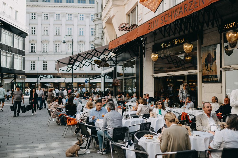 Vienna,,Austria,-,May,11,,2018:,A,Cafe,/,Restaurant bécsi