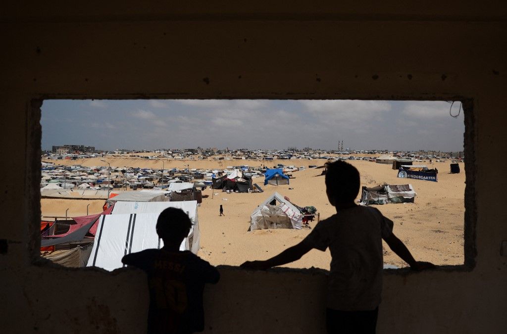 Palestinian children stand in a camp for displaced people in Rafah in the southern Gaza Strip by the border with Egypt on April 28, 2024, amid the ongoing conflict between Israel and the Palestinian militant group Hamas. (Photo by AFP) izraeli háború, Hezbollah, Libanon