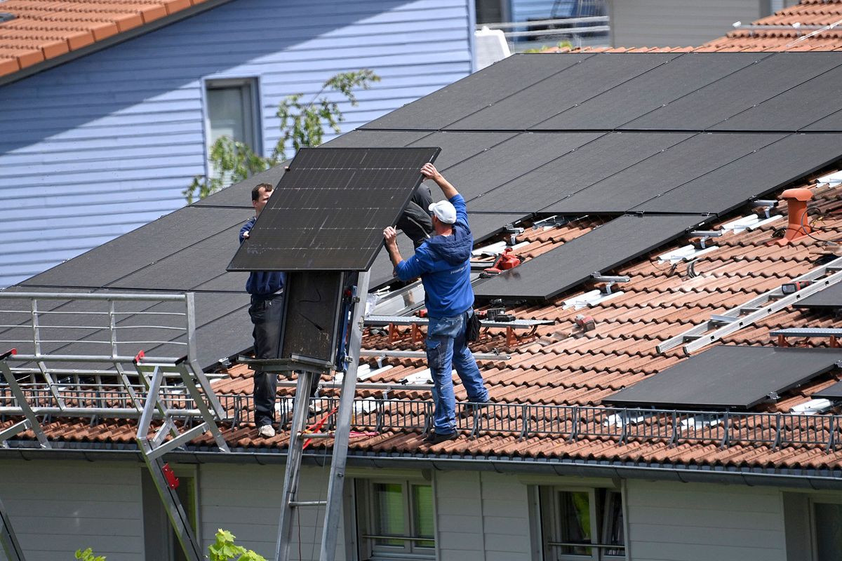 Installation of solar panels on a house roof.
A németországi adókedvezmények érintenék a klímavédelmi beruházásokat és a szolidaritási adót is.