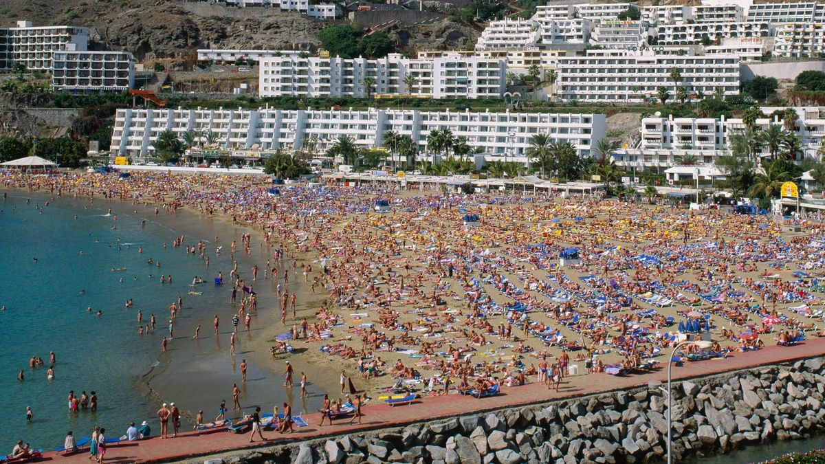 Beach and Holidaymakers, Puerto Rico, Gran Canaria, SpainBeach and Holidaymakers, Puerto Rico, Gran Canaria, Spain
A túl sok turista hatása a Kanári-szigetek élővilágára és lakosaira káros.