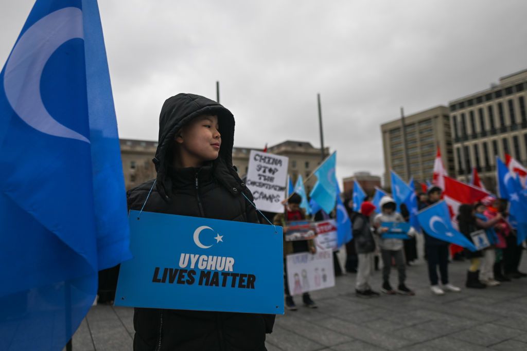 Stand In Support Of East Turkistan Protest In EdmontonEDMONTON, CANADA - APRIL 6:
Members of the Uyghurs diaspora gather in front of Alberta Legislature during the protest 'Stand in Support of East Turkistan' to commemorate the 1990 Barin Uprising, on April 6, 2024, in Edmonton, Alberta, Canada.
The East Turkestan independence movement seeks the region's independence for the Uyghur people from China. They advocate renaming the region from Xinjiang to East Turkestan, its historical name. (Photo by Artur Widak/NurPhoto via Getty Images)EDMONTON, CANADA - APRIL 6:Members of the Uyghurs diaspora gather in front of Alberta Legislature during the protest 'Stand in Support of East Turkistan' to commemorate the 1990 Barin Uprising, on April 6, 2024, in Edmonton, Alberta, Canada.The East Turkestan independence movement seeks the region's independence for the Uyghur people from China. They advocate renaming the region from Xinjiang to East Turkestan, its historical name. (Photo by Artur Widak/NurPhoto) kényszermunka