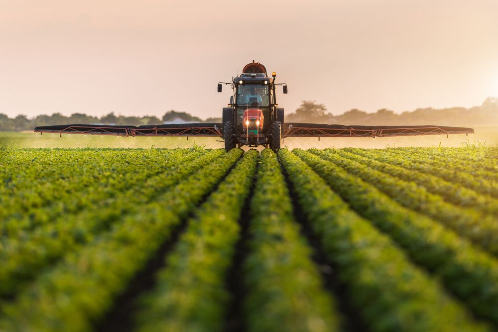 Tractor,Spraying,Pesticides,On,Soybean,Field,With,Sprayer,At,Spring
agrártámogatás, KAP
