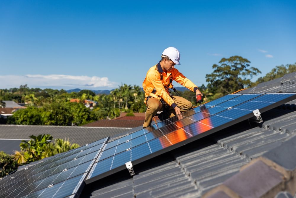 Solar,Panel,Technician,With,Drill,Installing,Solar,Panels,On,House, pozitív hírek