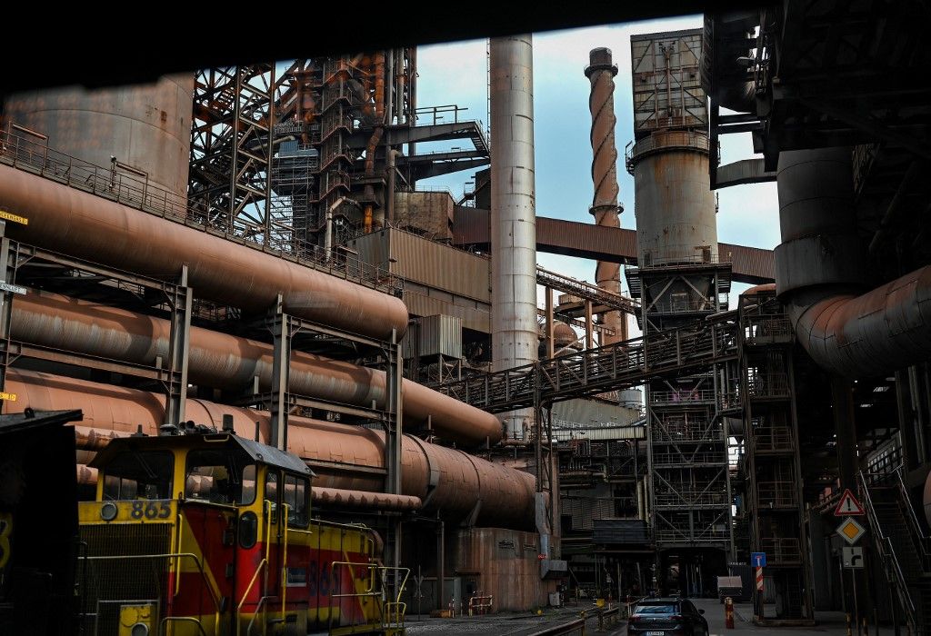 Acél A photo shows the blast furnace (Hochofen) Schwelgern at the steel works of Thyssenkrupp Steel Europe AG in Duisburg, western Germany, on July 26, 2023. (Photo by Ina FASSBENDER / AFP)