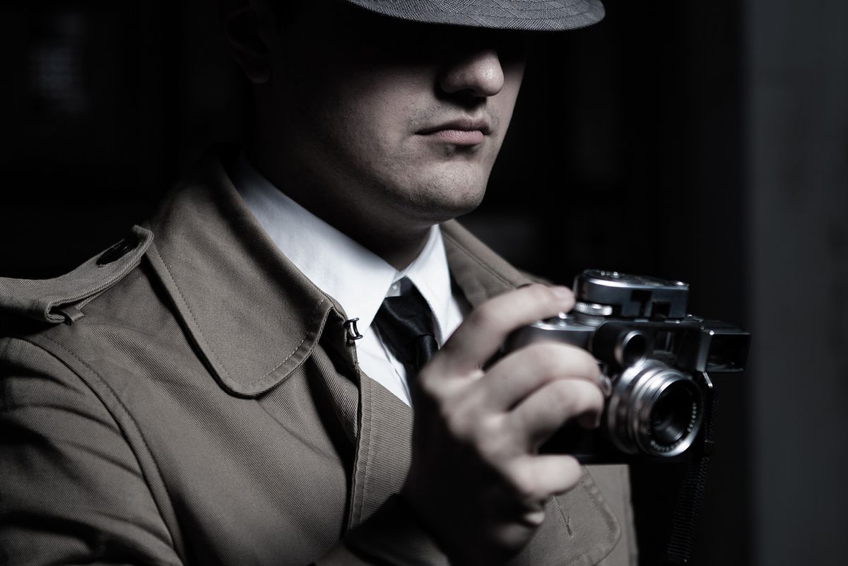 Young,Male,Spy,Agent,Wearing,A,Hat,,Coat,And,A, kém