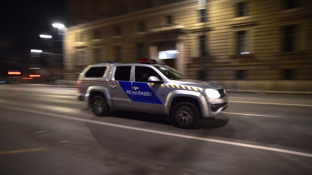 Protest In Budapest Over Sexual Abuse Case Pardon

deák tér bíróság rendőrség
