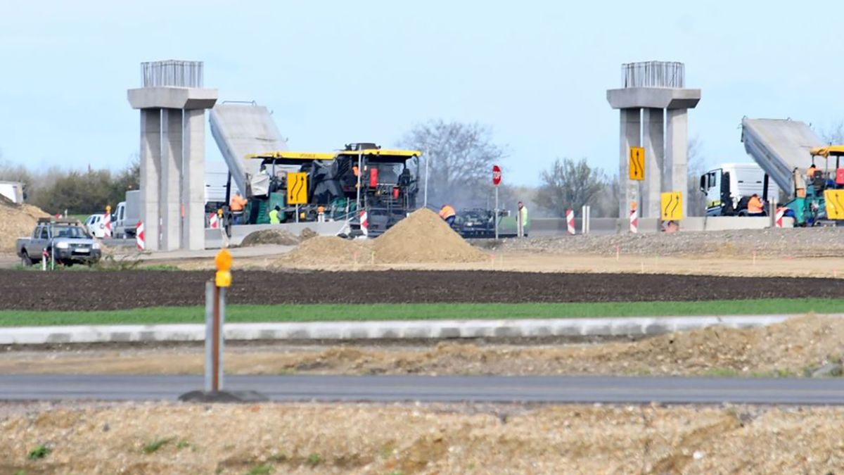 M4-es autóút: látványos szakaszába ért az építkezés, kinőttek a földből a felüljárók