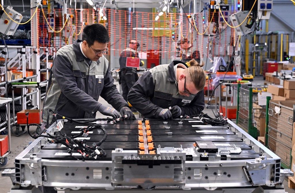 német gazdaság Presentation of the new Opel Grandland23 April 2024, Thuringia, Eisenach: Employees assemble batteries for the Opel Grandland electric at Opel Eisenach GmbH. In future, all variants of the current and new electric Grandland will be produced here. Photo: Martin Schutt/dpa (Photo by MARTIN SCHUTT / DPA / dpa Picture-Alliance via AFP)