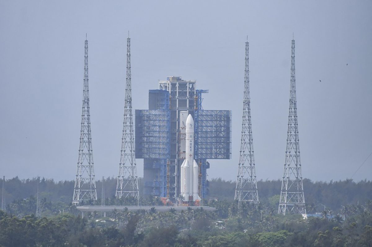Az űrhajó kilövésre készen áll, és a Holdra szállást az Aitken-medence északkeleti oldalán végezheti / Fotó: AFP
**CHINESE MAINLAND, HONG KONG, MACAU AND TAIWAN OUT** The combination of the Chang'e-6 lunar probe and the Long March-5 Y8 carrier rocket is transferred vertically to the launch pad at the Wenchang Space Launch Center inWenchang City, southernmost China's Hainan Province, 27 April, 2024. (Photo by Luo Yunfei / cnsphoto / Imaginechina via AFP)