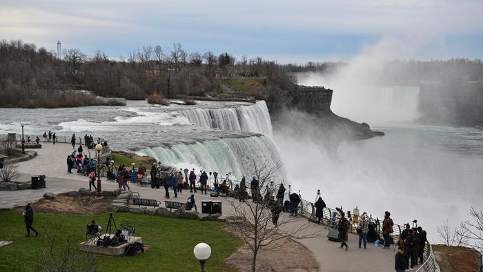 2024. április 8-án emberek a Niagara Falls State Parkban gyülekeznek a teljes napfogyatkozás előtt Észak-Amerikában.