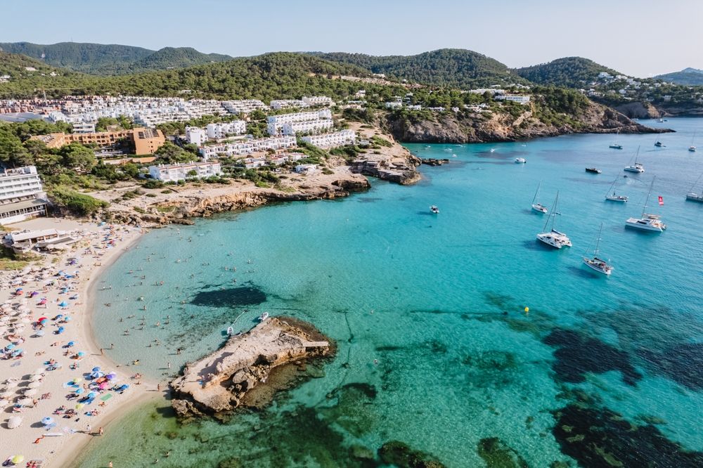 Aerial,View,Of,Calla,Tarida,,Ibiza,,Spain.
Ibiza szigetén lakhatási válság ütötte fel a fejét. A turisták kiszorítják az ingatlanokból a helyieket és a dolgozókat, annyira drága a lakhatás miattuk.