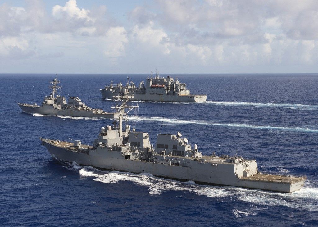This US Navy photo obtained October 28, 2016 shows The guided-missile destroyers USS Spruance (DDG 111), front, and USS Decatur (DDG 73) and the Military Sealift Command fleet oiler USNS Carl Brashear (T-AO 7) as they steam in formation in the Pacific Ocean following a joint exercise with the US Air Force 34th Expeditionary Bomb Squadron from Anderson Air Force Base, Guam,on October  27, 2016. Spruance and Decatur and the guided-missile destroyer USS Momsen (DDG 92), along with embarked “Warbirds” and “Devilfish” detachments of Helicopter Maritime Strike Squadron (HSM) 49, are deployed in support of maritime security and stability in the Indo-Asia-Pacific as part of a US 3rd Fleet Pacific Surface Action Group (PAC SAG) under Commander, Destroyer Squadron (CDS) 31. (Photo by PO 2nd Class Will GASKILL / Navy Media Content Operations (N / AFP) / RESTRICTED TO EDITORIAL USE - MANDATORY CREDIT AFP PHOTO /US NAVY/Petty Officer 2nd Class Will Gaskill  - NO MARKETING - NO ADVERTISING CAMPAIGNS - DISTRIBUTED AS A SERVICE TO CLIENTS, húszik