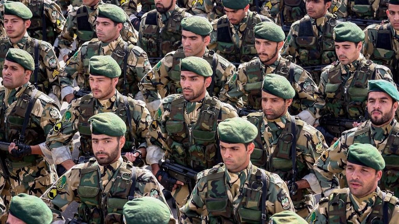 Erőfitogtatás: Irán felvonultatta fagyverarzenálját, s jelezte, önellátó, fegyvereikre pedig a teljes régió számíthat