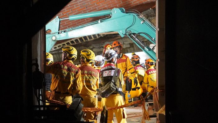 A mentőalakulatok túlélők után kutatnak.