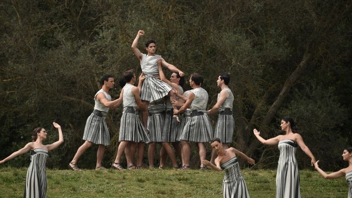 Színészek és színésznők lépnek fel a 2024-es párizsi olimpiai játékok olimpiai lángjának meggyújtási ceremóniáján, az ókori olimpia szülőhelyén Görögország déli részén