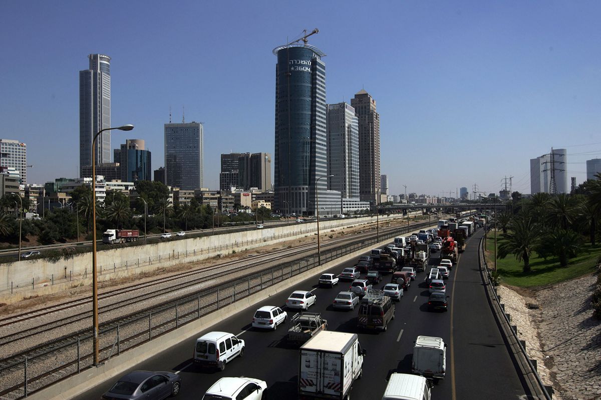Trucks and taxicabs clog Tel Aviv's main highway in protest of high fuel prices in Israel, on June 19, 2008.  AFP PHOTO/DAVID FURST (Photo by DAVID FURST / AFP)