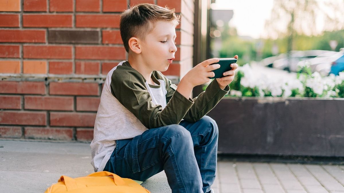 Betiltják a mobilozást a szlovák iskolákban