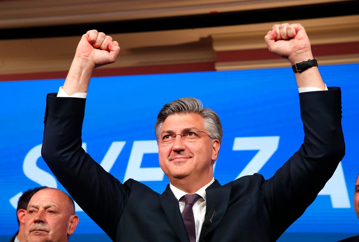Horvát választások: magyarok is bekerültek a parlamentbe
Zágráb, 2024. április 18.Andrej Plenkovic horvát miniszterelnök ünnepel, miután győzött a jobboldali kormányzó Horvát Demokratikus Közösség (HDZ) a horvátországi parlamenti választásokon Zágrábban 2024. április 17-én. A HDZ nem szerzett abszolút többséget, így koalíciós partnert kell találnia.MTI/EPA/Antonio Bat