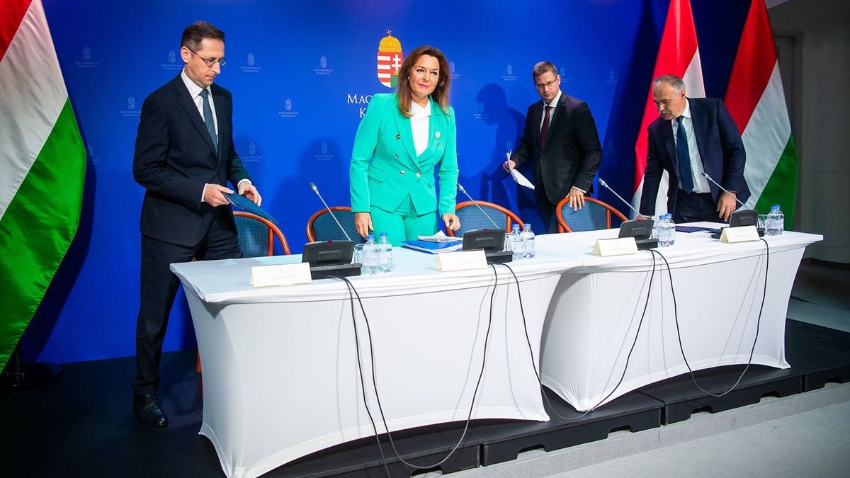 Ilyen kormányinfó még nem volt: egyszerre három miniszter és az új szóvivő is kiállt a nyilvánosság elé