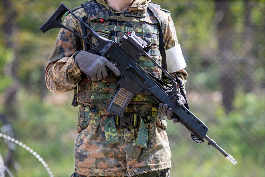 National Guardian homeland security exercise - Karlsruhe26 April 2024, Baden-Württemberg, Karlsruhe: A Bundeswehr reservist holds a G36 machine gun in his hands during the National Guardian 2024 homeland security exercise. During the Bundeswehr's National Guardian exercise, homeland security forces across Germany practise their core mission of protecting and securing vital defense infrastructure. Photo: Christoph Schmidt/dpa (Photo by Christoph Schmidt / DPA / dpa Picture-Alliance via AFP) fegyverkezés