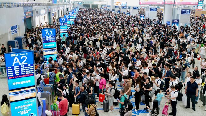 Az utasok Shenzhen-ben az Északi pályaudvar várótermében várakoznak.